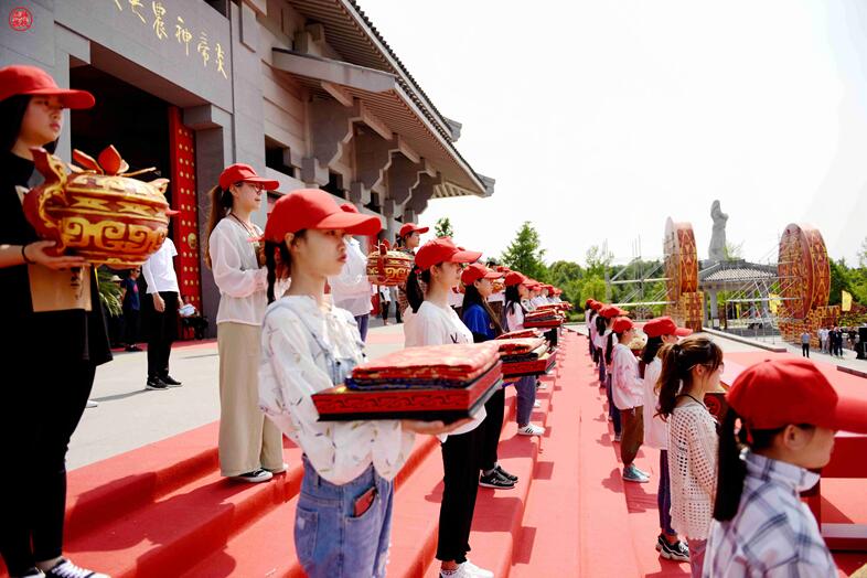 己亥年世界华人炎帝故里寻根节开幕式正在抓紧排练.